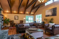 White Horse Lodge Hotels in Warren