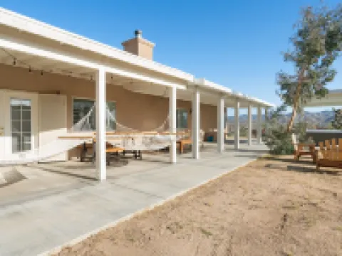 Hillside Desert House - Hot Tub, Fire Pit and BBQ! 3 Bedroom Home by RedAwning 絲蘭谷酒店