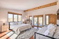 Casa Al Reves Pueblo-Style House with Views! - บังกะโล