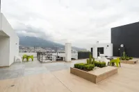 Rare Gem! Indoor Pool, Rooftop, Center of the City Hotel a Quito