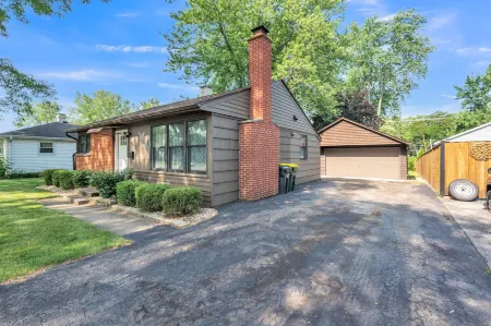 Modern Luxury Amenities Near Woodfield Mall 2 Bedroom Home by RedAwning