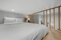 The Fox Suite at Divine Otter Hotels near Frenchtown Heritage Museum