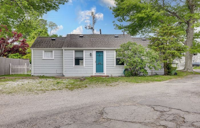 1 Mi to Ferry Sea Street Cottage in Hyannis