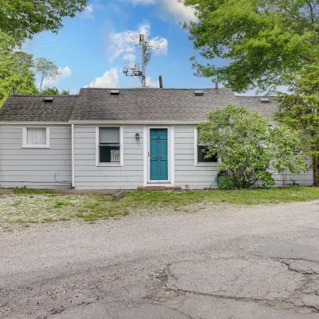 1 Mi to Ferry Sea Street Cottage in Hyannis