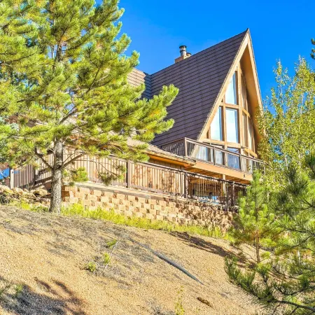 'Lazy Bear Lodge' in Florissant w/ Mountain Views!