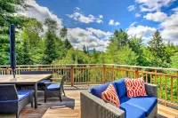 Pet-Friendly House w/ Deck - 10 Mi to Stowe Mtn! - parking