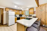 Fire Pit & Games! Prow Chalet; Mins to Lake Wally! - Swimmingpools