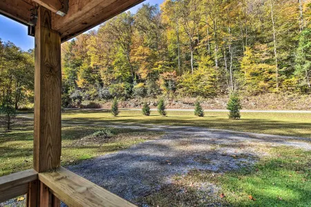 Cozy Anchors Away Cabin Hideaway w/ Fire Pit! Отели в г. Томас