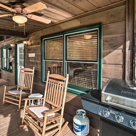 Hiawassee Cabin w/ Mtn Views < 1 Mi to Lake!