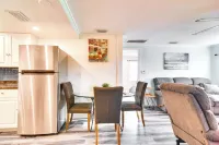 Remodeled Seminole Apt and Yard 3 Mi to Beach!