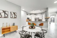 Modern Retreat w/ Backyard on Fossil Creek - 주차장