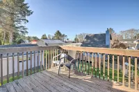 Pet-Friendly Rockaway Beach Home w/ Fire Pit! - 3 stjerner