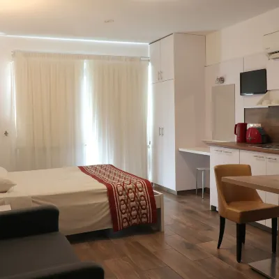 لايوتيس هوتل أبارتمنتس Hotels near بحيرة لارنكا المالحة