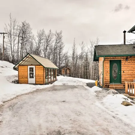 Alaskan Mountain Gem with Private Hot Tub and Gym!