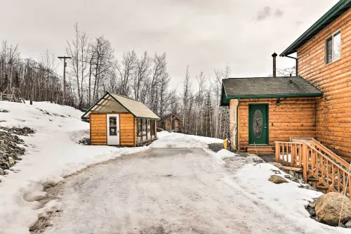 Alaskan Mountain Gem with Private Hot Tub and Gym! - Balkon