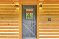 Covered Deck & Hot Tub: Cozy Retreat in Campton! - Homestays