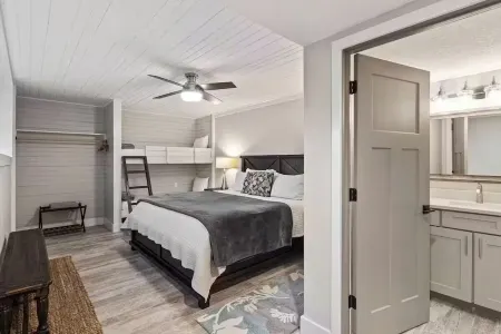 Luxurious Mountain Home•Views•Hot Tub•Fire Pit•Game Room•Walk to Polar Express