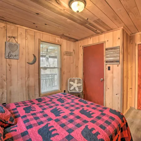 Remote Kentucky Cabin w/ Fire Pit & 2 Ponds Отели в г. Каллоуэй Каунти