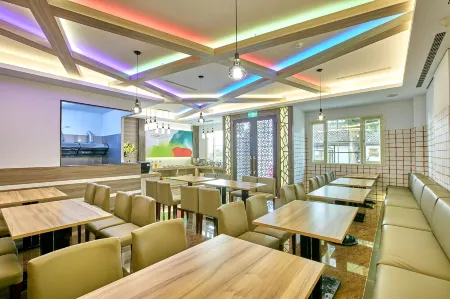 Gold Motel Отели рядом с достопримечательностью «Lukang Dicangwang Temple»