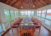 Solaris Varkala Beach View Resort by Voye Homes فنادق في ورکلا