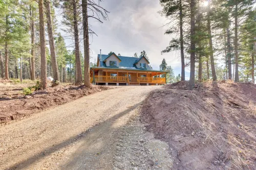 Wraparound Porch and Forest Views Angel Fire Cabin - 3성급