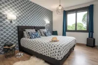 200 meters from the Cité, luxury 2jacuzzis villa and heated swimming pool