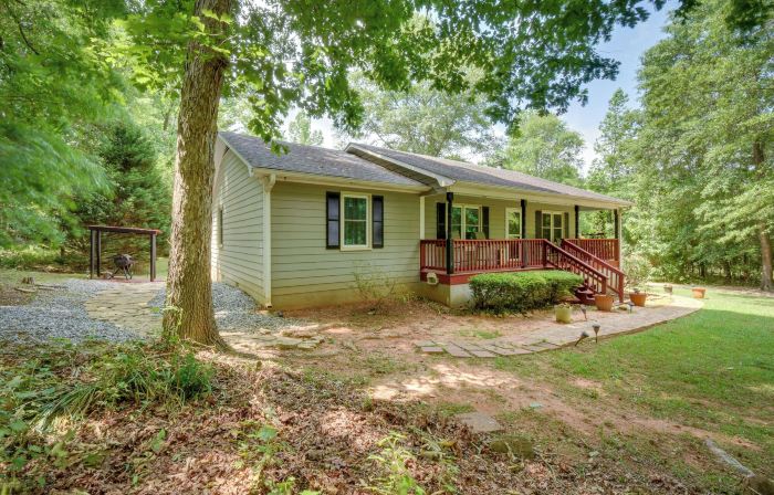 12 Mi to Uga Campus: Spacious Group Getaway!