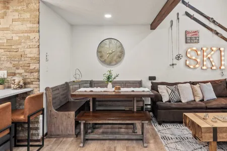 The Bears Den by AvantStay Prime Location Renovated w Movie Game Room