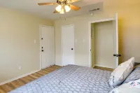 3 Mi to Dtwn: Waxahachie Townhome w/ Fire Pit