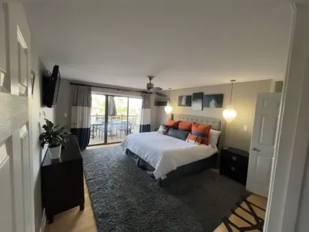 Beautiful 4 Bedroom River Front House in Downtown Отели рядом с достопримечательностью «Медоу Гарден»