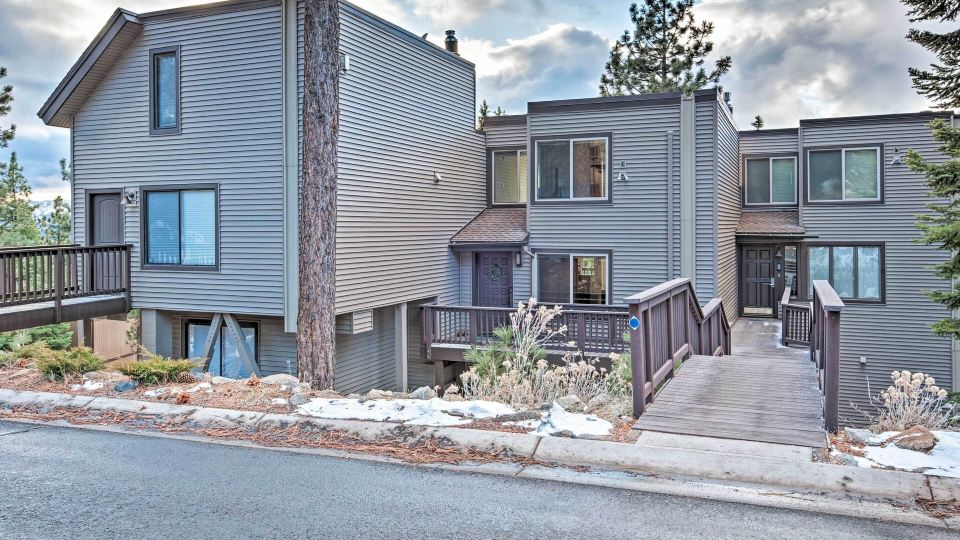 2 Mi to Heavenly Mountain: Tahoe Retreat w/ Views