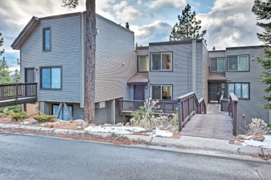 2 Mi to Heavenly Mountain: Tahoe Retreat w/ Views