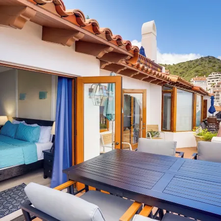 Bright Catalina Island Condo w/ Ocean Views!