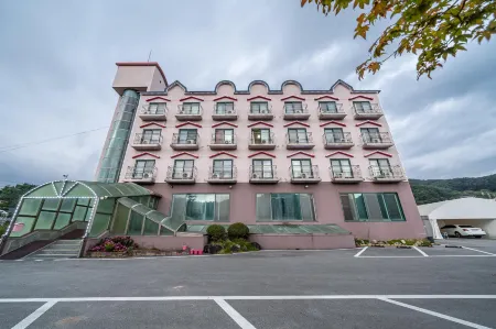 Hoengseong New World Motel Отели рядом с достопримечательностью «Hoengseong Welli Hilli Park Ski Resort»