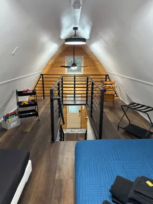 Beachy Keen 2 steps away from lake where rustic meets charm. Pet friendly.