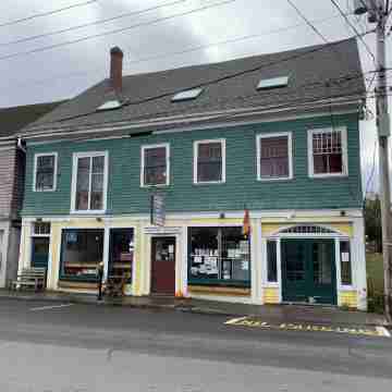 Newly renovated in-town Bar Harbor, five bdrm apartment. Walk to shore & shops. Hotel Exterior
