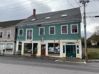 Newly renovated in-town Bar Harbor, five bdrm apartment. Walk to shore & shops.