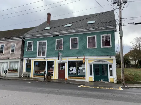 Newly renovated in-town Bar Harbor, five bdrm apartment. Walk to shore & shops. Отели рядом с достопримечательностью «Маунт-Дезерт»