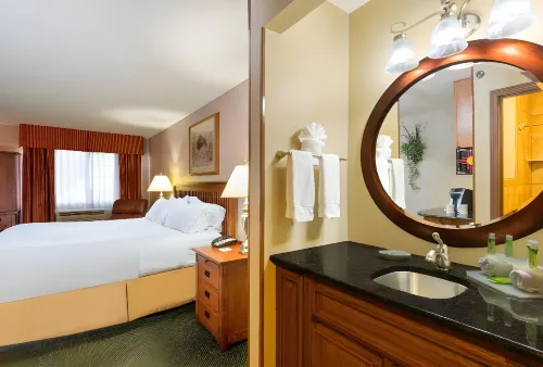 Holiday Inn Express & Suites Raton
