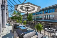 Luxe Historic 2 BR Palafox Balcony Overlook ~ Fabu Posh A