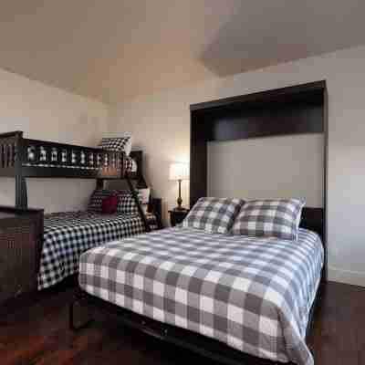 Perfect Basecamp for Mt. Bachelor with Hot Tub Rooms