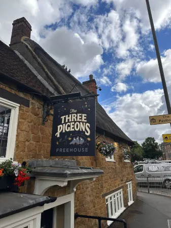 The Three Pigeons Inn Отели в г. Шоттесуэлл