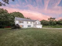 Lake Mi Getaway w/hot tub - Relax on 2 acres-plenty of space to unwind Hotels in Lake Charter Township