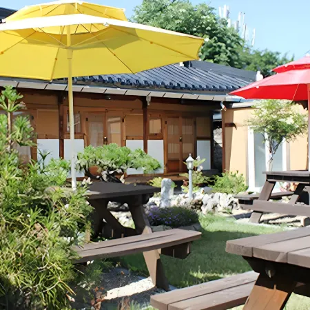 Gyeongju Rockheewon Hanok Stay Отели рядом с достопримечательностью «Комплекс Сансонджан»