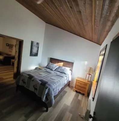 Rustic/ modern peaceful cabin. Excellent ambiance.