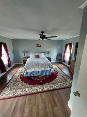 Charming pet friendly house in the Finger Lakes nestled in Keuka Park, NY. 예루살렘 호텔