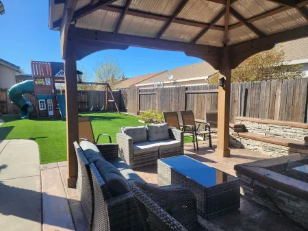 Home Away From Home!Family Friendly near popular attractions in Elk Grove! Отели рядом с достопримечательностью «Парк Вельма & Лестер Кинг»