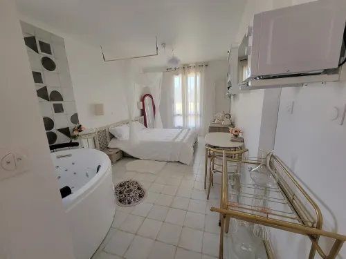 Love room with Spa - Les tourtereaux Hotels in Montauroux