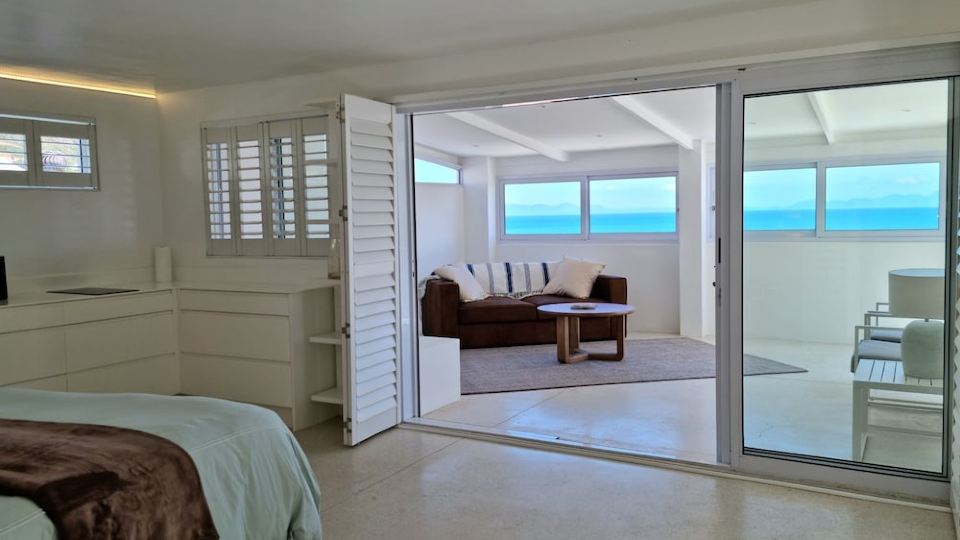 Kaya Moya, Sleeps 2, Modern and central with sea view