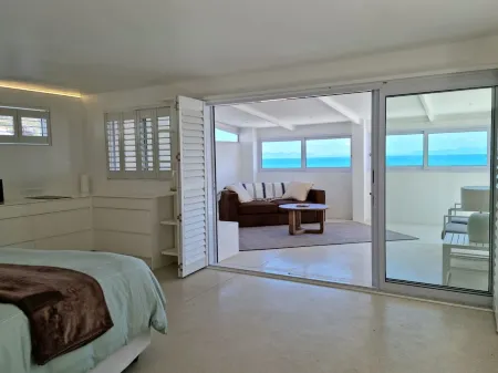 Kaya Moya, Sleeps 2, Modern and central with sea view